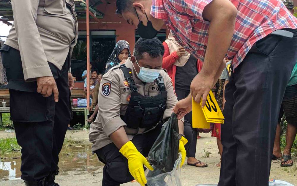 Polisi saat memasukan tengkorak yang ditemukan oleh warga Desa Pelangsian, Kecamatan Mentawa Baru Ketapang, Sampit, Kotim. 