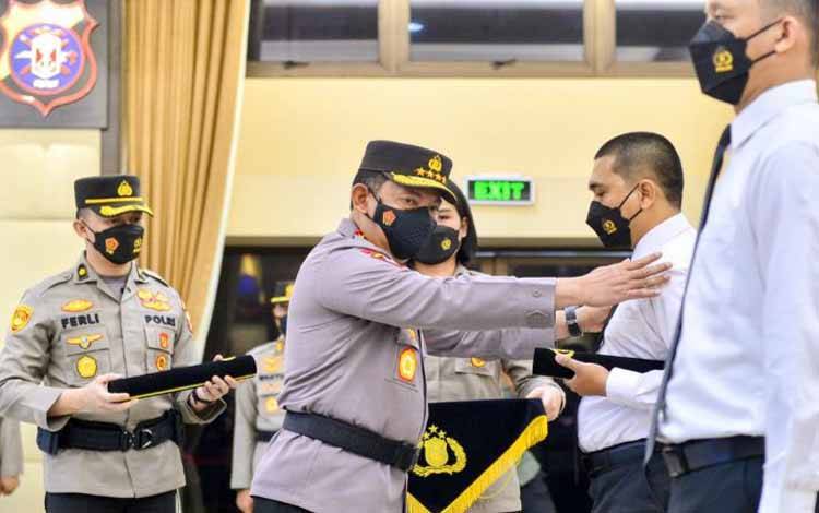 Kapolri Jenderal Listyo Sigit Prabowo melantik 44 eks pegawai KPK menjadi ASN Polri di Gedung Rupatama, Mabes Polri, Jakarta, Kamis (9/12/2021)