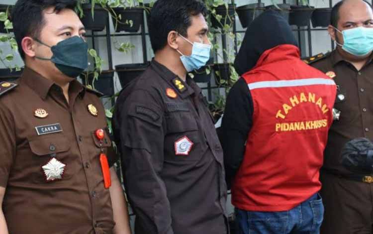 Direktorat Koordinasi dan Supervisi Wilayah II KPK bersama tim Gabungan Kejaksaan Tinggi Jawa Barat telah menangkap terhadap Daftar Pencarian Orang (DPO) atas nama Deni Gumelar (rompi merah) pada Kamis (9/12/2021)
