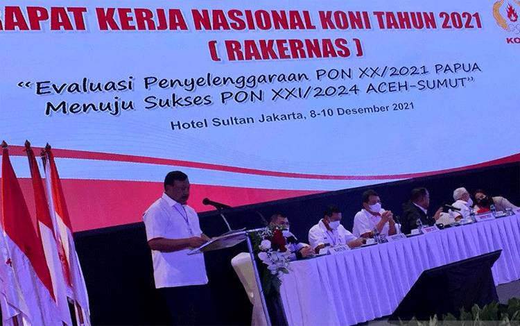 Wakil Ketua Umum KONI Pusat Suwarno membacakan keputusan Rakernas KONI Pusat 2021 di Jakarta, Kamis (9/12/2021). (ANTARA/Shofi Ayudiana)