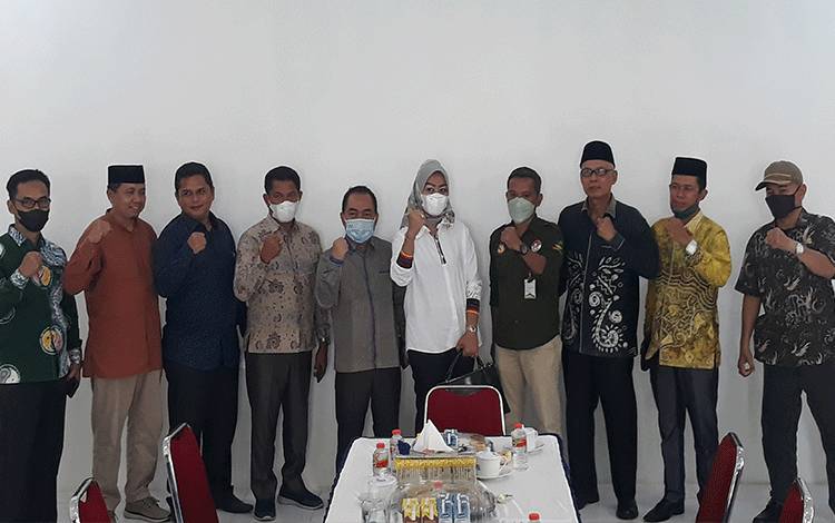 Kepala Dinsos Kapuas, Budi Kurniawan bersama sejumlah Anggota DPRD Hulu Sungai Utara, Kalsel, bertempat di Aula Dinsos Kapuas pada Jumat 10 Desember 2021.
