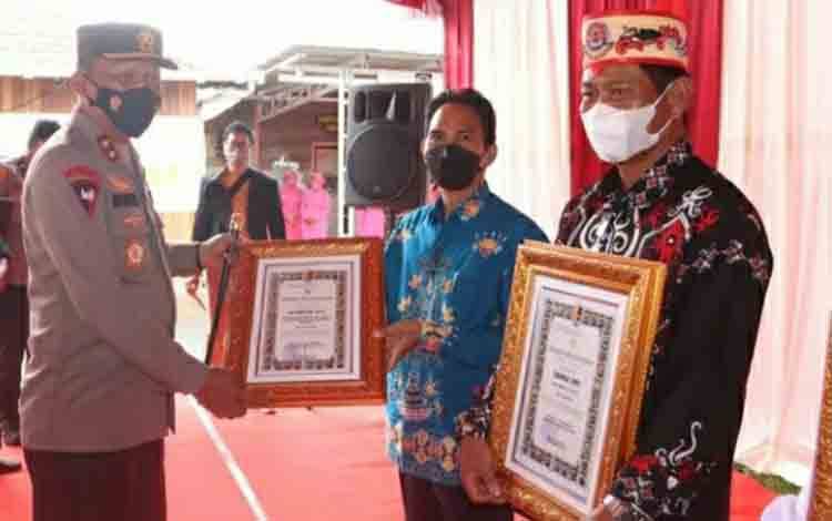 Anggota DPRD Kapuas, Thosibae Limin (depan) saat menerima penghargaan dari Kapolda Kalteng, Irjen Pol Nanang Avianto di Polres Kapuas.