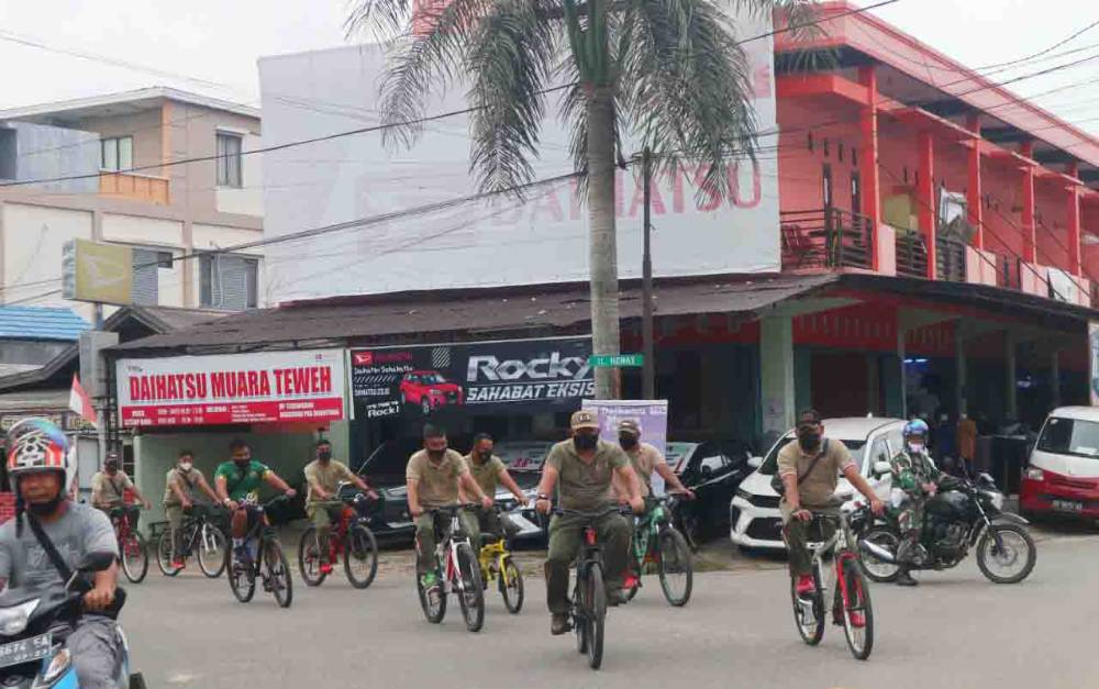 Anggota Kodim 1013 Muara Teweh melaksanakan Gowes sepeda santai di seputaran kota Muara teweh, Jumat 10 Desember 2021