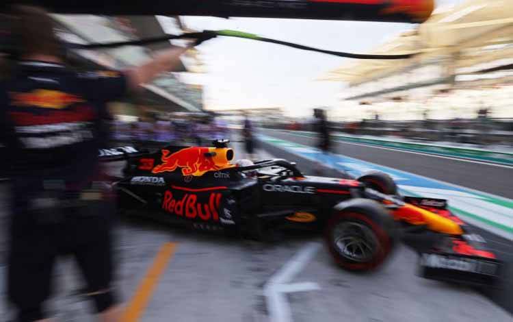 Pebalap tim Red Bull Max Verstappen menjalani sesi latihan bebas pertama Grand Prix Abu Dhabi, Sirkuit Yas Marina, UEA. (10/12/2021)