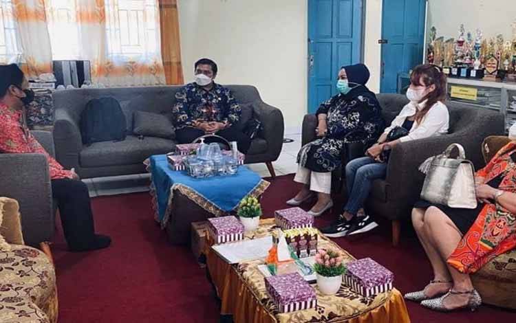 Wakil Ketua III DPRD Kalteng, Faridawati Darland Atjeh berdiakusi dengan pihak SMKN 1 Kahayan Hilir