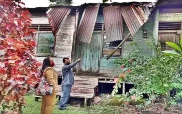 Anggota DPRD Kalteng, Maruadi saat melihat kondisi rumah dinas guru yang mengalami kerusakan