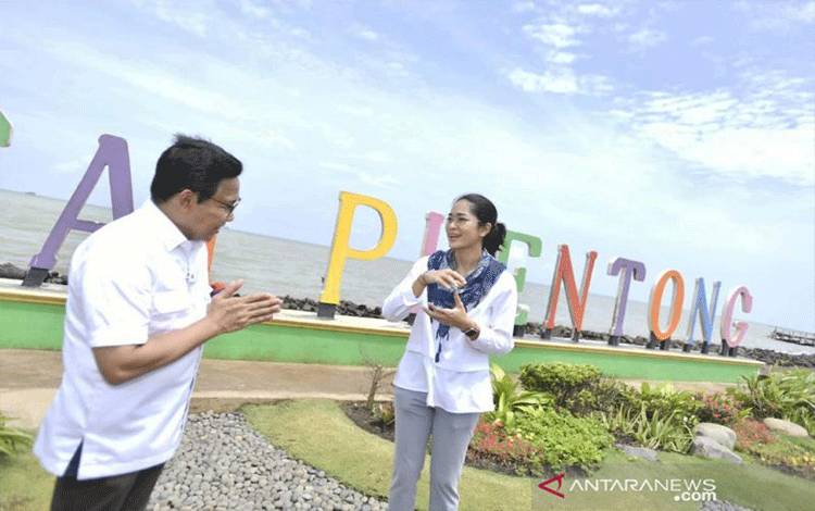Mendes PDTT Abdul Halim Iskandar (kiri) mengunjungi Desa Wisata Pantai Plentong di Indramayu, Kamis (9/12/2021).  (ANTARA/HO-Kemendes PDTT)