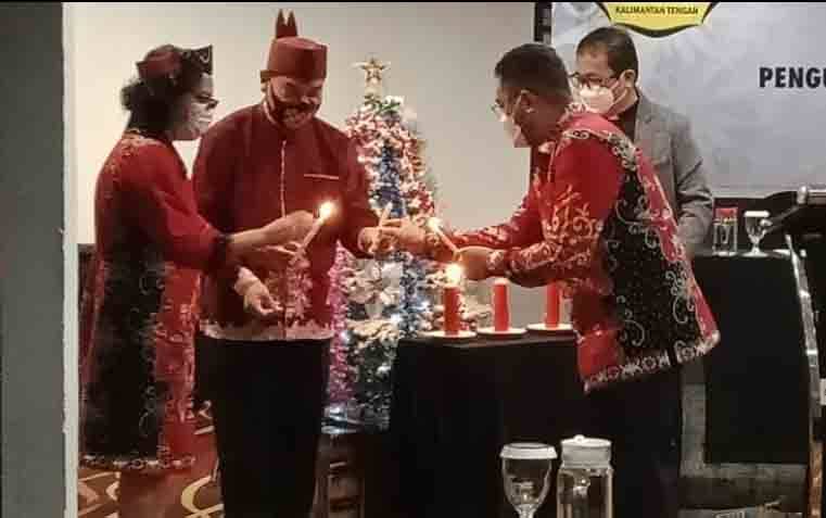 Ketua LPPD Kalteng, Guntur Talajan saat melaksanakan ibadah natal bersama pengurus LPPD Kalteng lainnya