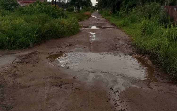 Kerusakan Jalan Walter Condrat, Kecamatan Baamang