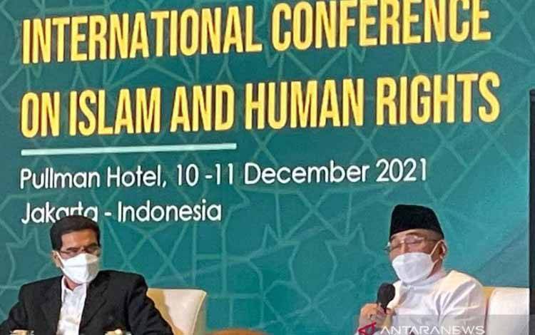 Katib Aam Pengurus Besar Nahdlatul Ulama (PBNU) KH Yahya Cholil Staquf (kanan) sebagai narasumber International Conference on Islam and Human Rights (ISIHR), Jumat (10/12/2021)