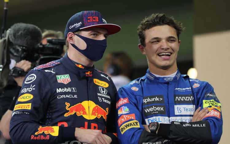 Pebalap tim Red Bull Max Verstappen dan pebalap McLaren Lando Norris berbincang setelah menjalani kualifikasi Grand Prix Abu Dhabi, Sirkuit Yas Marina, UEA. (11/12/2021)