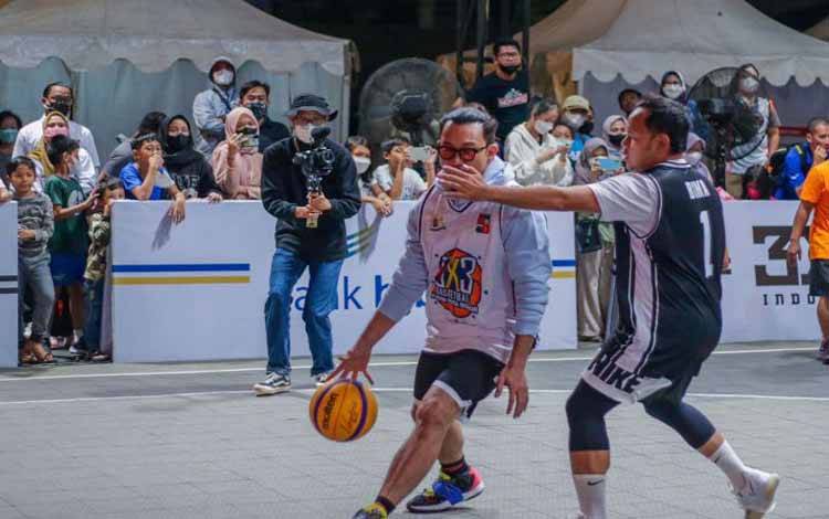 Suasana saat Wali Kota Bogor Bima Arya menghadang pebasket sombong Denny Sumargo dalam pertandingan 3x3 di Balai Kota Bogor, Sabtu (11/12/2021)