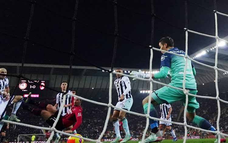 Pemain AC Milan Zlatan Ibrahimovic mencetak gol dalam pertandingan Serie A melawan Udinese di Dacia Arena, Udine, Italia, 11 Desember 2021