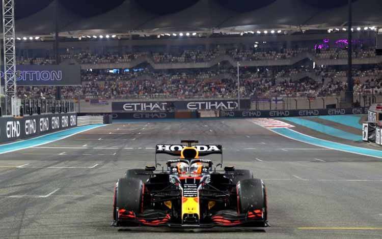Pebalap tim Red Bull Max Verstappen menjalani sesi kualifikasi Grand Prix Abu Dhabi, Sirkuit Yas Marina, UEA. (11/12/2021) 