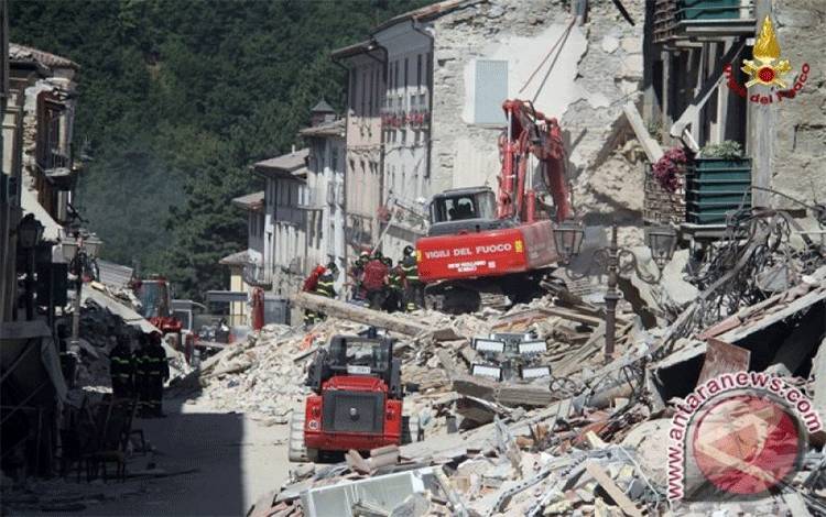 Arsip--Petugas penyelamat bekerja di sebuah bangunan ambruk setelah gempa di Amatrice, Italia Tengah. (Vigili del Fuoco/Handout via REUTERS)