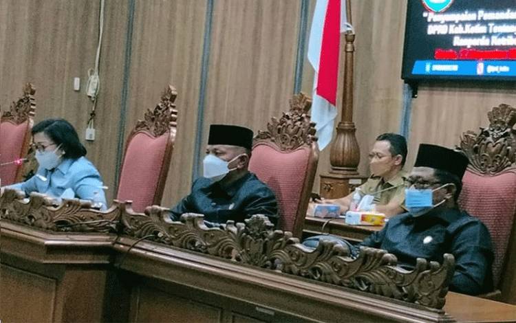 Wakil Ketua DPRD Kotim, H Rudianur (tengah)