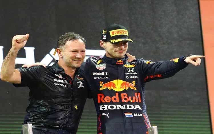 Bos tim Red Bull Christian Horner dan Max Verstappen melakukan selebrasi setelah sang pebalap Belanda meraih gelar juara dunia Formula 1 di Grand Prix Abu Dhabi, Sirkuit Yas Marina, UEA, Minggu (12/12/2021) 