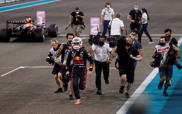 Pebalap tim Red Bull Max Verstappen melakukan selebrasi setelah menjadi juara dunia Formula 1 dengan memenangi Grand Prix Abu Dhabi, Sirkuit Yas Marina, UEA, Minggu (12/12/2021)