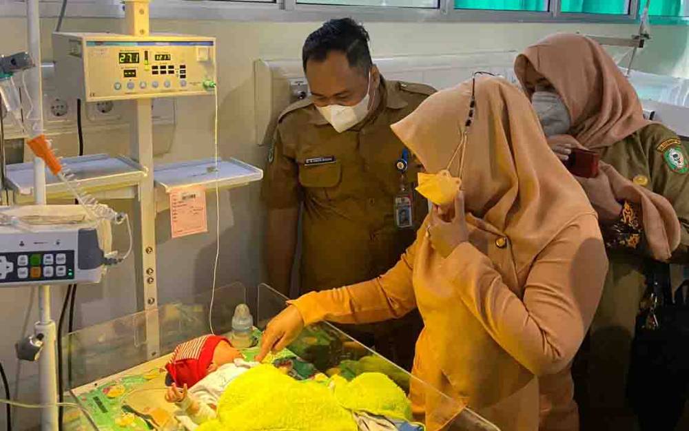 Istri Bupati Kotim Khairiah Halikinnor saat melihat kondisi bayi yang ditemukan di semak-semak.