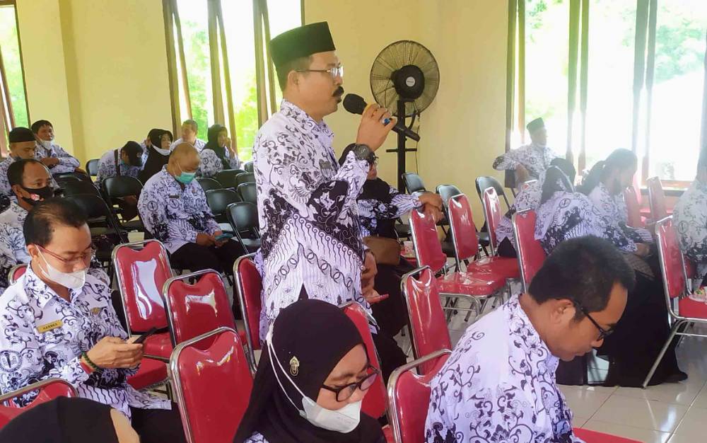 lwi, Kepala SMP PGRI 4 Sampit, Kotawaringin Timur, saat menyampaikan keluhannya pada syukuran HUT ke-76 PGRI. 