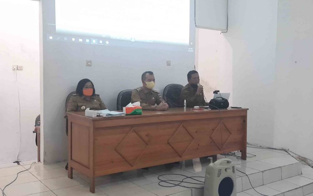 Bupati Gumas Jaya S Monong (tengah) didampingi Wabup Efrensia L.P Umbing dan Kepala BKPSDM Kabupaten Gumas Guanhin memberi arahan kepada peserta SKB CPNS.