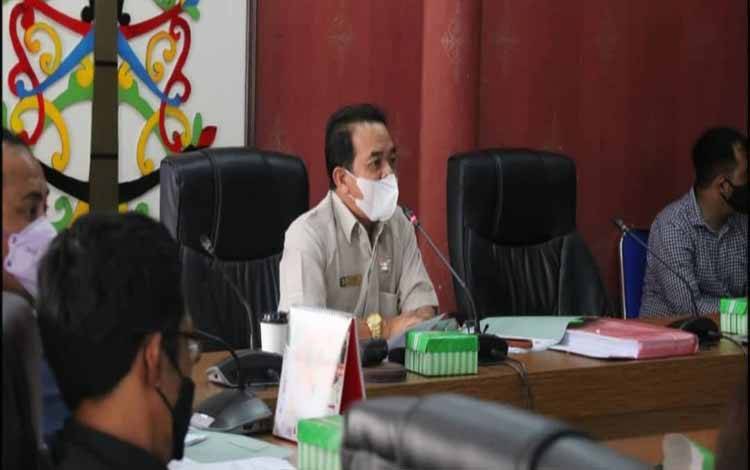 Anggota Komisi C DPRD Kota Palangka Raya Riduanto saat memimpin paripurna Raperda inisiatif