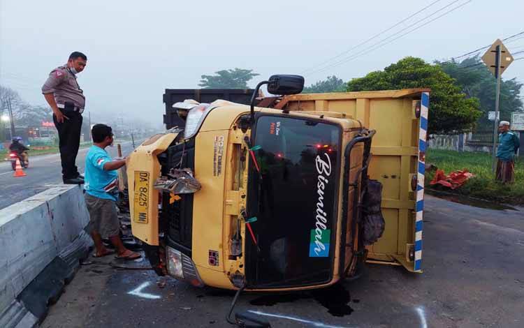 Dum truk menabrak median jalan di Km 7 Jalan Tjilik Riwut, Kota Palangka Raya