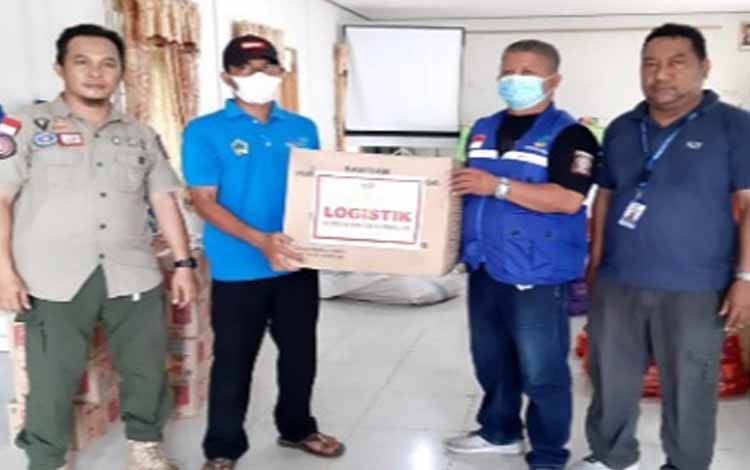 Dinas Sosial Kabupaten Pulang Pisau menyalurkan bantuan logistik dari Kementerian Sosial untuk 4 kecamatan, Senin 13 Desember 2021