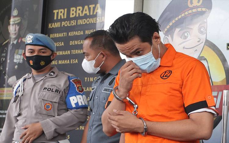 Polisi memperlihatkan tersangka penyalahgunaan narkoba jenis sabu yang juga artis sinetron Bobby Joseph (kanan) saat pers rilis di Mapolres Tangerang Selatan, Serpong, Tangerang Selatan, Banten, Senin (13/12/2021). ANTARA FOTO/Muhammad Iqbal/wsj.