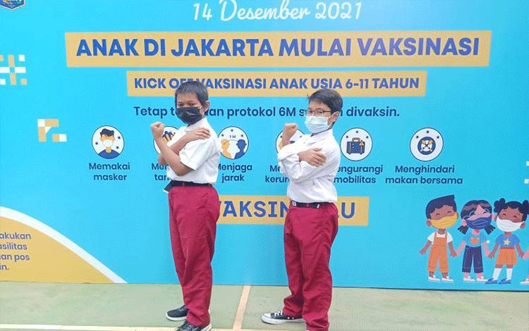 Peserta vaksinasi COVID-19 anak usia 6-11 tahun di SDN03 Cempaka Putih, Jakarta Timur, Selasa (14/12/2021). (ANTARA/Andi Firdaus).