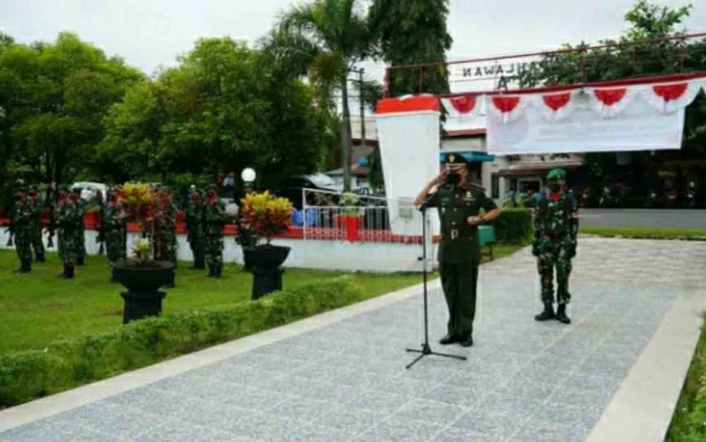 Dandim 1011 Kuala Kapuas, Letkol Inf Ary Bayu Saputro saat pimpin ziarah ke taman makam pahlawan peringati Hari Juang TNI AD.