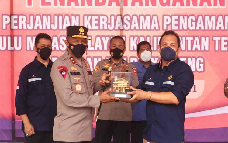 Kapolda Kalteng Irjen Nanang Avianto menerima cindera mata dari SKK Migas