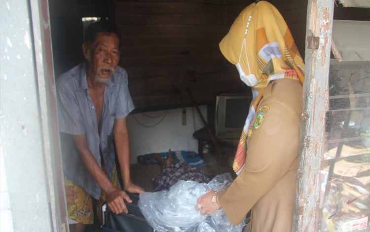 Kepala Dinsos Kota Palangka Raya, Nyta Bianyta Rezza menyerahkan bantuan alat bantu  