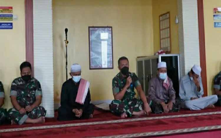 Dandim 1011 Kuala Kapuas Letkol Inf Ary Bayu Saputro saat hadiri doa bersama di Hari Juang TNI-AD di Musala Darul Muhajirin