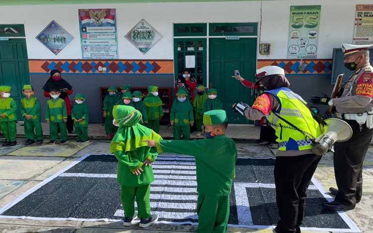 Personel Satlantas Polres Kobar ajak anak belajar rambu lalu lintas