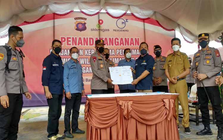 Kapolda Kalteng Irjen Nanang Avianto dan Kepala SKK Migas Perwakilan Wilayah Kalimantan Sulawesi Azhari Idris menandatangani Perjanjian Kerja Sama (PKS) teknis untuk mendukung kegiatan pengamanan Obyek Vital Nasional (Obvitnas) hulu migas