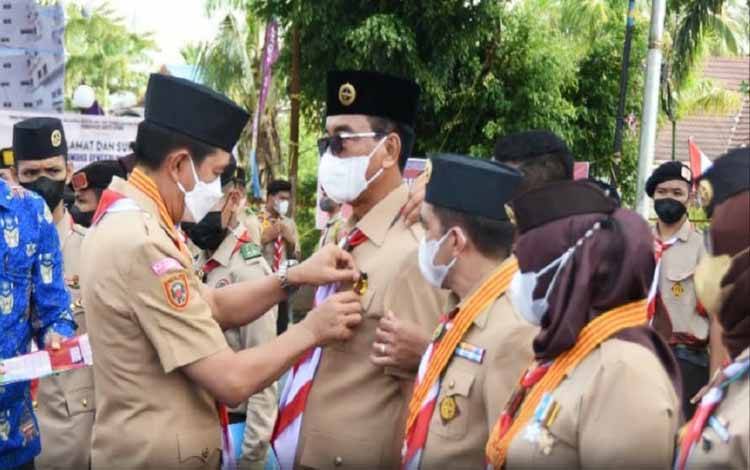 Bupati Barito Utara, Nadalsyah menyematkan  tanda penghargaan Dharma Bakti kepada Wakil Bupati Sugianto Panala Putra, Kamis 16 Desember 2021