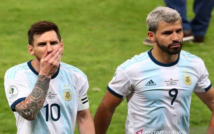Lionel Messi (kiri) dan Sergio Aguero (kanan) saat membela Argentina menghadapi Brazil dalam laga semifinal Copa America Brazil 2019 di Mineirao Stadium, Belo Horizonte, Brazil, pada 2 Juli 2019.