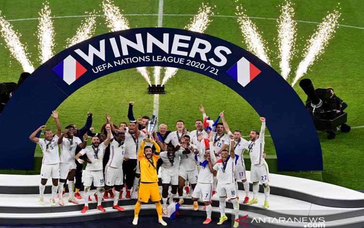 Prancis merayakan juara Nations League di San Siro, Milan, Italia, Senin (11/10/2021). Les Bleus menjuarai UEFA Nations League 2021 setelah menumbangkan Spanyol 2-1