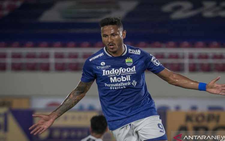 Pesepak bola Persib Bandung Wander Luiz Queiroz Dias berselebrasi usai mencetak gol ke gawang Persipura Jayapura pada pertandingan Liga I di Stadion Manahan, Solo, Jawa Tengah, Sabtu (30/10/2021)