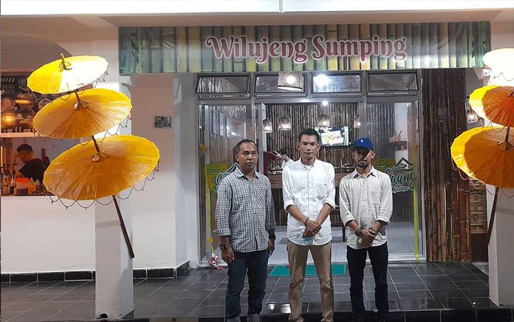 General Manager Fitra Candra didampingi Onwer Uus Sugiarto dan Oos Kosasih saat mengabadikan momentum pembukaan Cafe dan Restoran Khas Sunda di Jalan Nyai Undang.