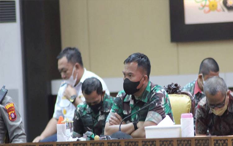 Dandim 1016 Palangka Raya Kolonel Inf Rofiq Yusuf mengikuti rapat membahas tuntutan Aliansi Masyarakat Kabupaten Gunung Mas.
