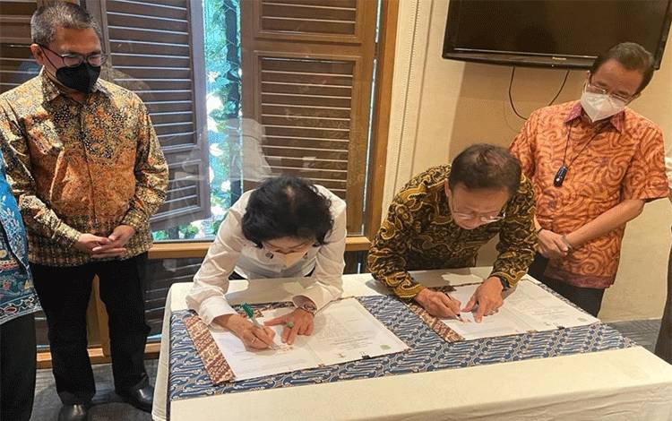 Bupati Pulang Pisau, Pudjirustaty Narang saat melakukan penandatanganan kerjasama dengan Pimpinan Yayasan Eden Nusantara Hijau dalam membangun dan merehabilitasi mangrove, Jumat 17 Desember 2021.