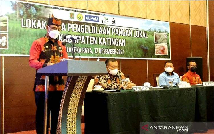 Sekda Katingan Pransang dalam kegiatan loka karya pengelolaan pangan lokal oleh WWF Indonesia di Palangka Raya, Jumat (17/12/2021). ANTARA/Muhammad Arif Hidayat
