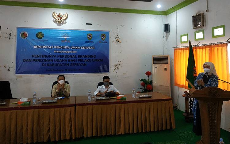 Ketua IAD Seruyan Yulia Romy Rozali, saat menyampaikan beberapa hal pada pertemuan bersama pelaku UMKM di Seruyan.