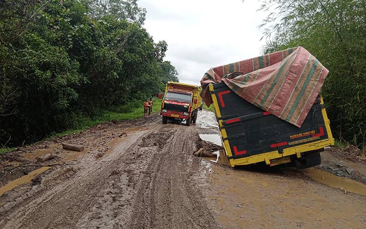 Truk membawa muata bata ringan menuju Pelabuhan Bahaur amblas akibat jalan rusak di Jalan Trans Kalimantan, menuju Pelabuhan Bahaur, Sabtu, 18 Desember 2021.