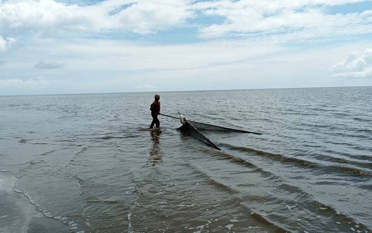 Nelayan Desa Sungai Bakau dengan menggunakan sungkur saat mencari udang kecil di pesisir pantai