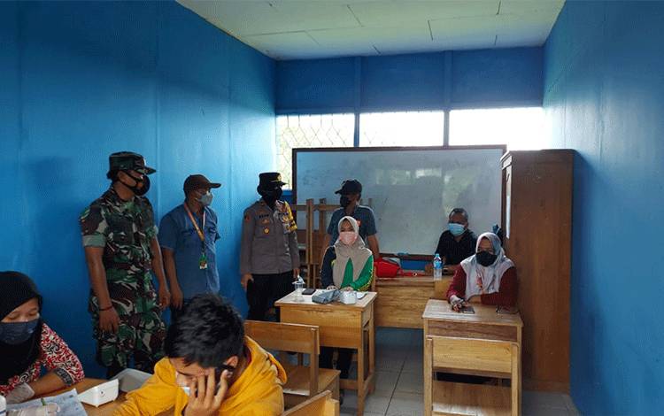 Kapolsek Kapuas Murung, Iptu Siti Rabiyatul Adawiyah saat melaksanakan vaksinasi covid-19 di Kelurahan Palingkau Baru pada Sabtu, 18 Desember 2021.