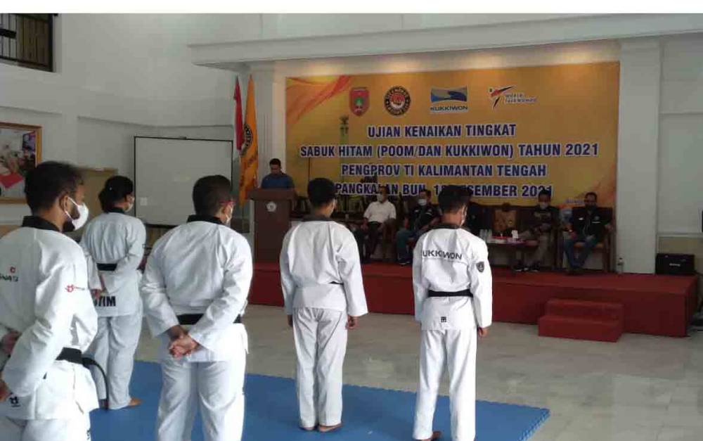 50 Taekwondoin Kalteng menjalani ujian sabuk hitam di Pangkalan Bun, Kabupaten Kotawaringin Barat.