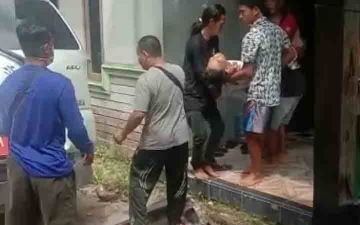 Sejumlah warga mengevakuasi korban percobaan bunuh diri di Kecamatan Mentawa Baru Ketapang. Percobaan bunuh diri juga dilakukan di Kecamatan Telawang. 